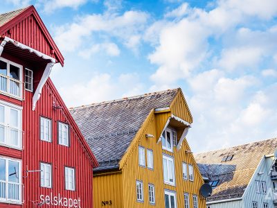 noorse-kust-fjorden-noordkaap-tromso-houten-huizen